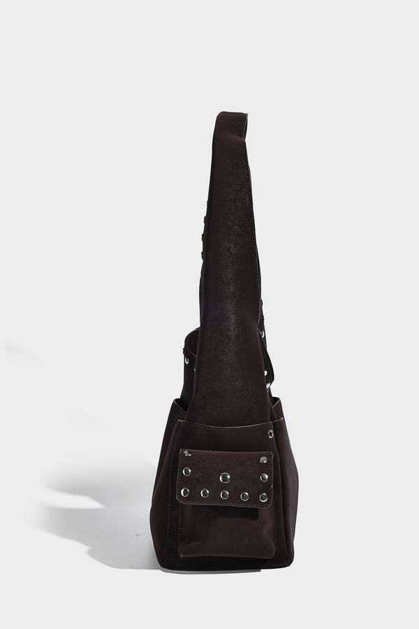 Lässige Hobo-Schultertasche in dunkelbrauner, matter Wildlederoptik mit silberfarbenem, nietenbesetztem Riemen und seitlichem Kordelzug