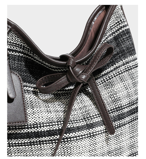 Schwarz-weiße karierte Hobo-Schultertasche mit dunkelbraunen Besätzen in Lederoptik, Kordelzugverschluss und langem, verstellbarem
