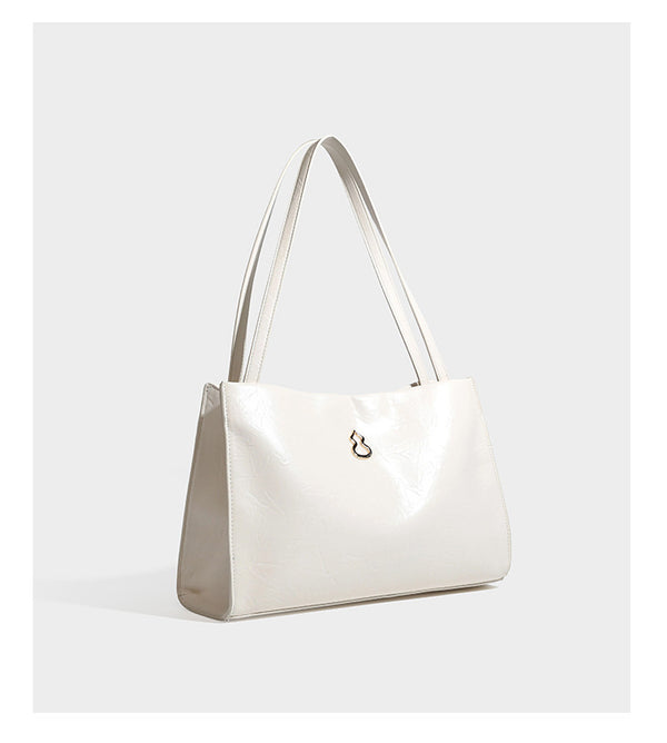 Strukturierte, rechteckige Tote-Schultertasche mit glänzender, geknautschter Lederoptik, langen Doppelriemen und goldfarbenem Emblem