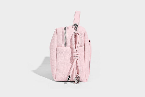 Kleine strukturierte Crossbody-Tasche mit Tragegriff aus genarbtem Material, Reißverschluss, silberfarbenen Beschlägen und optionalem Quastenanhänger
