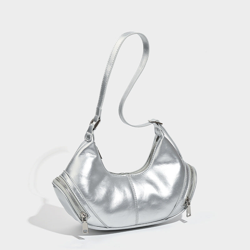 Mini-Hobo-Schultertasche in Halbmondform mit zwei seitlichen Reißverschlusstaschen und silberfarbenen Beschlägen, Detailansicht 3