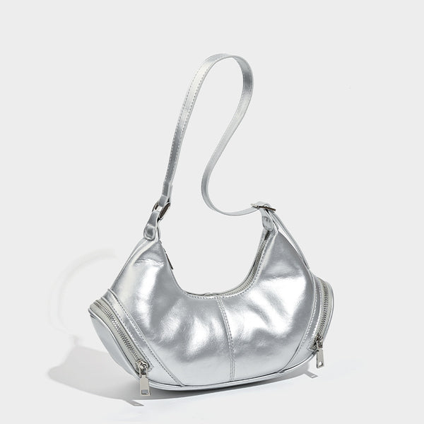 Mini-Hobo-Schultertasche in Halbmondform mit zwei seitlichen Reißverschlusstaschen und silberfarbenen Beschlägen, Detailansicht 3