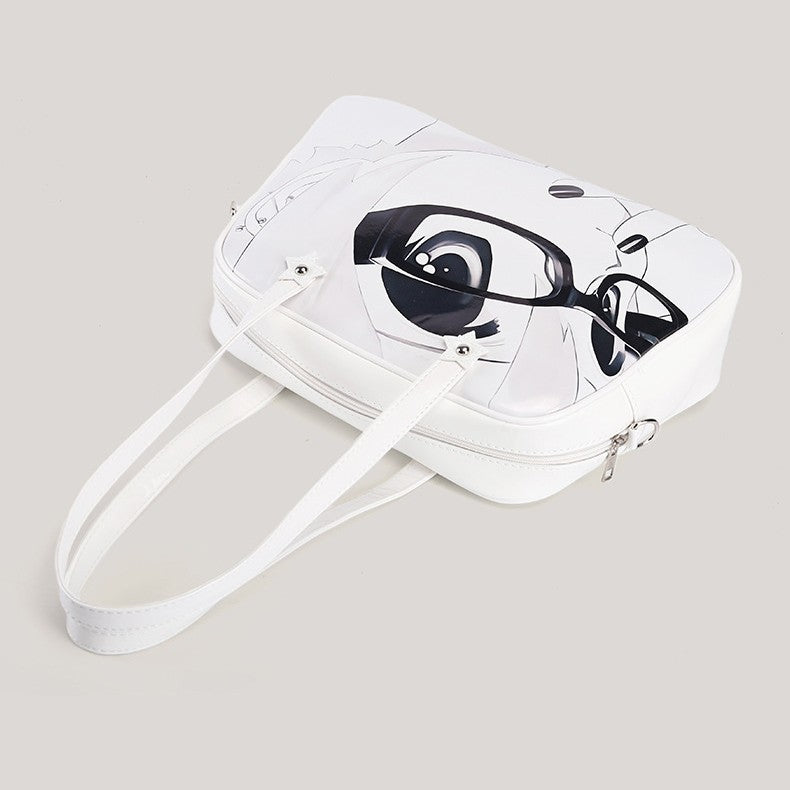 Strukturierte Tote-Bag in glänzendem Weiß mit schwarz-weißem Anime-Gesicht als Grafikprint, Reißverschluss oben und zwei Henkeln, Detailansicht