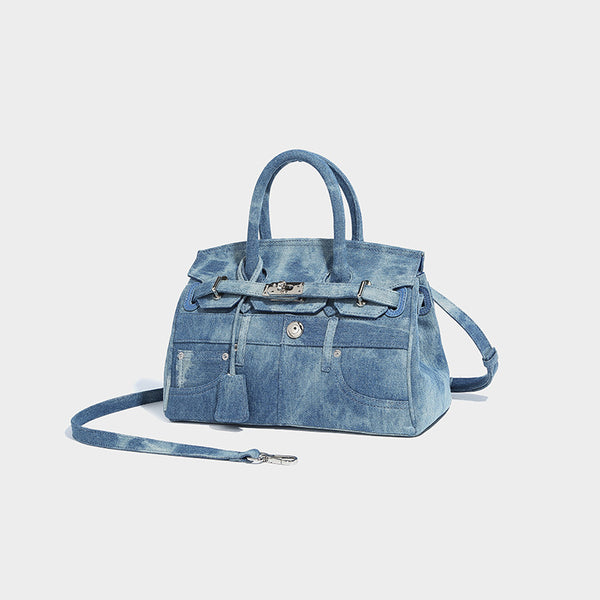 Strukturierte Patchwork-Henkeltasche aus gewaschenem Denim mit gerollten oberen Henkeln, Klappe mit Drehverschluss, aufgesetzten Frontfächern und, Vorderansicht