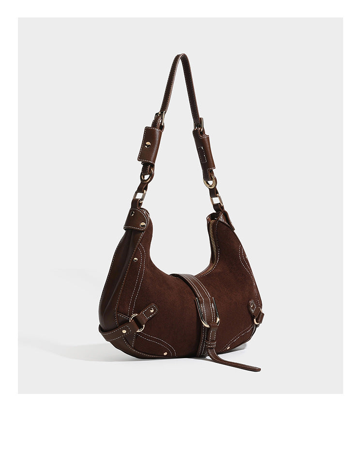 Halbmondförmige Schultertasche in hellbrauner Velourslederoptik mit weißen Kontrastnähten, goldfarbenen Schnallen und