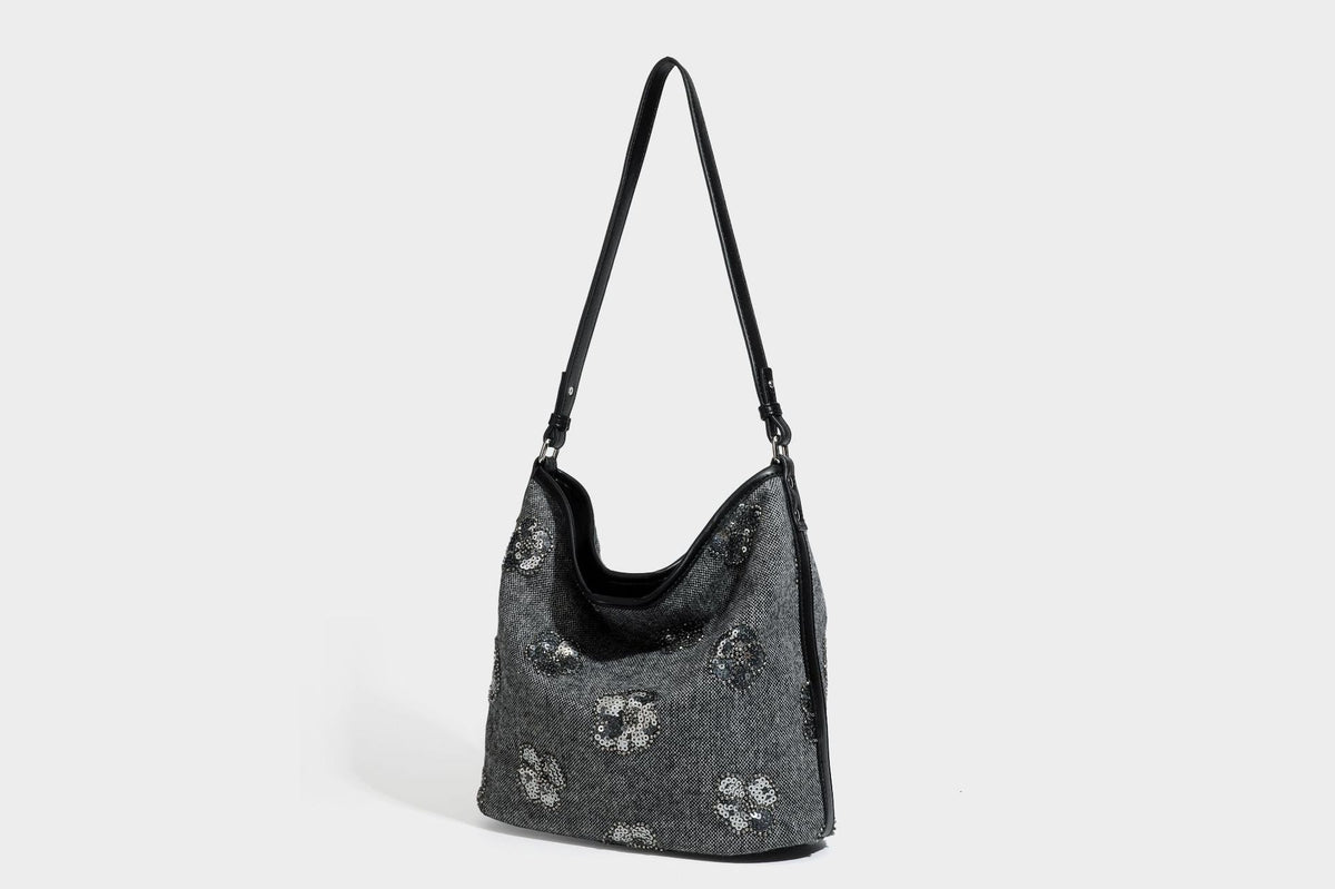 Lässige Hobo-Schultertasche aus anthrazitfarbenem Webstoff mit floraler Stickerei aus silbernen Pailletten, Besatz in schwarzer Lederoptik und langem