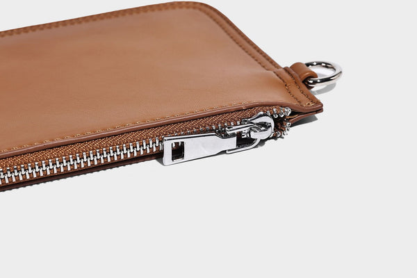Weich fallender Hobo-Shopper aus gestreiftem Webmaterial in Camel mit mehrfarbigen Streifen und braunem Besatz in Lederoptik, mit abnehmbarem Reißverschluss abgebildet