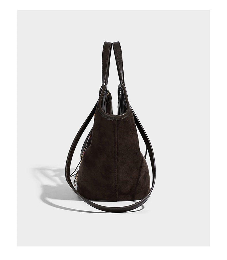 Dunkelbraune Hobo-Schultertasche mit matter Velourslederoptik, geschwungener Silhouette mit offenem oberen Abschluss, zwei Schulterriemen und abnehmbarem