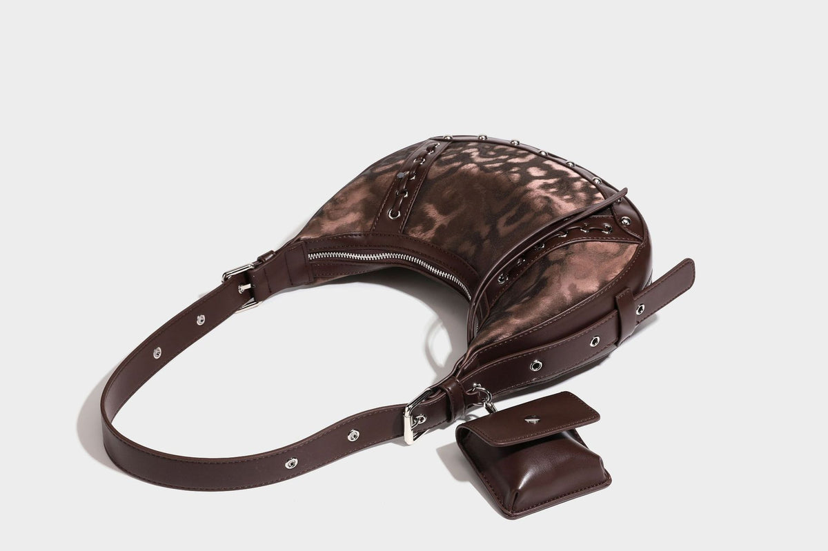 Crescent-Hobo-Schultertasche mit braunem Leopardenmuster, silbernen Nieten, Ösenbesatz, verstellbarem Riemen und abnehmbarem Mini