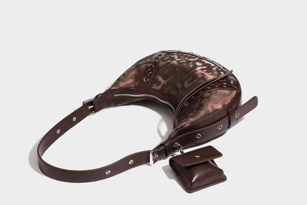 Crescent-Hobo-Schultertasche mit braunem Leopardenmuster, silbernen Nieten, Ösenbesatz, verstellbarem Riemen und abnehmbarem Mini