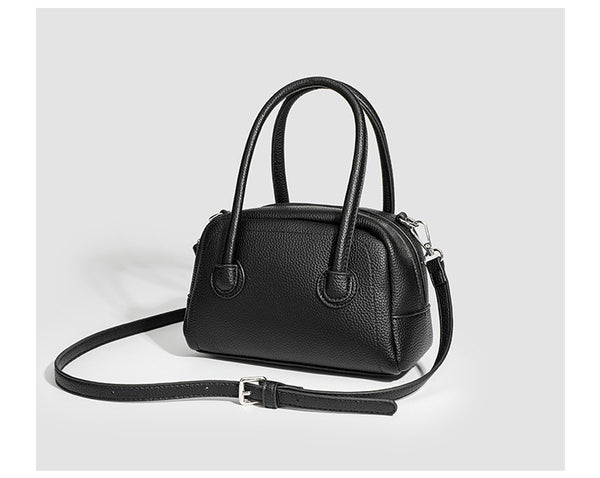Mini-Boston-Tasche mit genarbtem Finish, zwei Henkeln, abnehmbarem und verstellbarem Crossbody-Riemen sowie silberfarbenen Beschlägen, Detailansicht