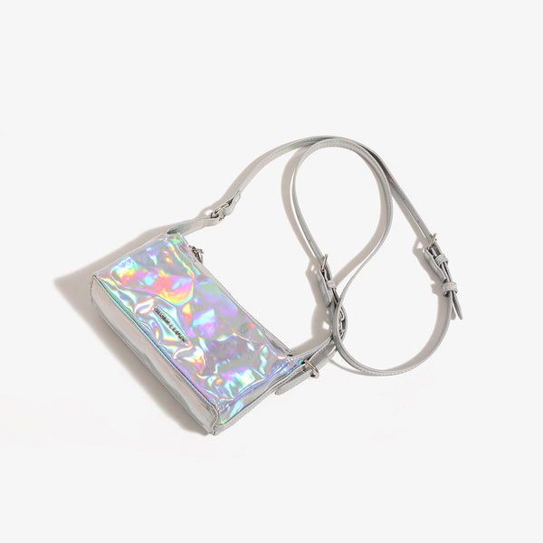 Kompakte rechteckige, holografisch schillernde silberfarbene Schultertasche mit Knitterstruktur, Reißverschluss oben und verstellbarem Schulterriemen