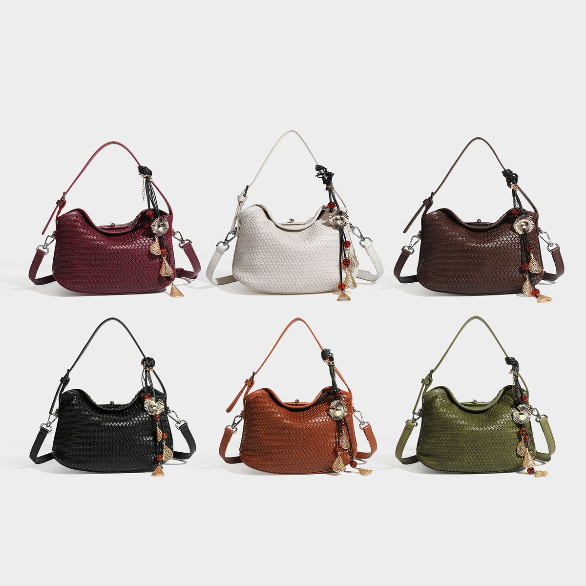Kleine Hobo-Schultertasche mit Klappe in gewebter Lederoptik, bordeauxrot, mit Beschlägen in Silberoptik und dekorativem Quastenanhänger