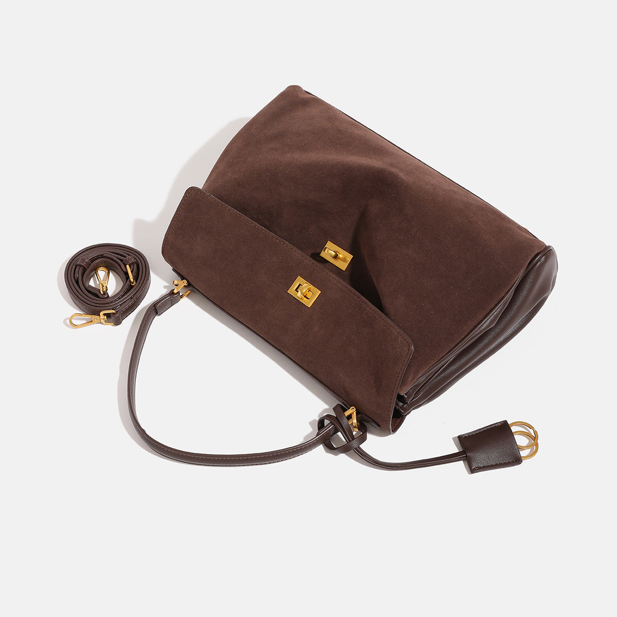 Strukturierte Satchel-Bag in Wildlederoptik mit Überschlag, dunkelbrauner Farbe, Drehverschluss und geknotetem Tragegriff, Detailansicht 4