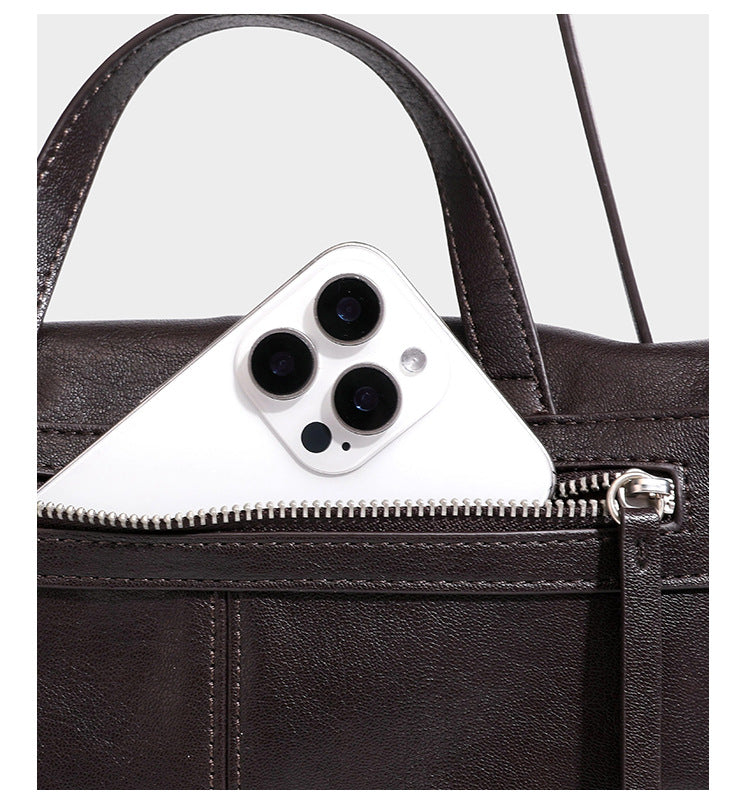 Strukturierte Satchel-Tasche mit Überschlag aus dunkelbrauner, glänzender Lederoptik, kurzem Tragegriff und langem, verstellbarem Schulterriemen