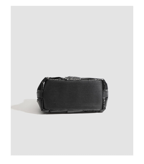 Schwarze glänzende geflochtene Shopper-Tasche im Puffer-Stil mit gepolsterten Tragegriffen und abnehmbarem Schulterriemen, Detailansicht 13