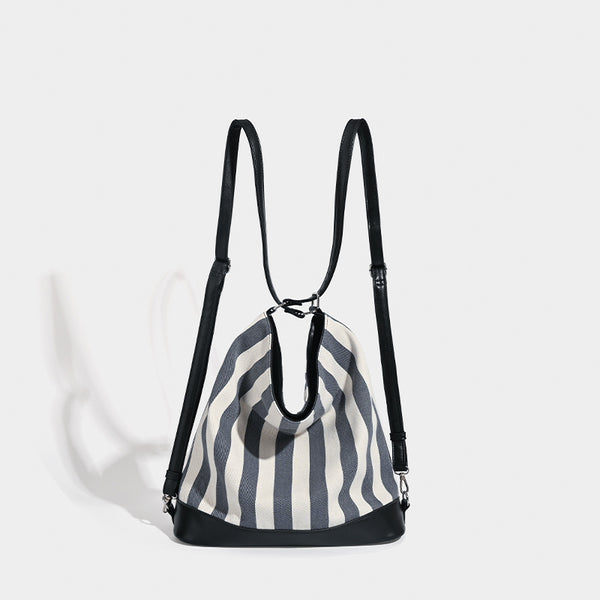 Wandelbare Tote-Rucksacktasche aus Canvas mit blauen und weißen Längsstreifen, Lederimitatbesatz und silberfarbenen Beschlägen, Detailansicht