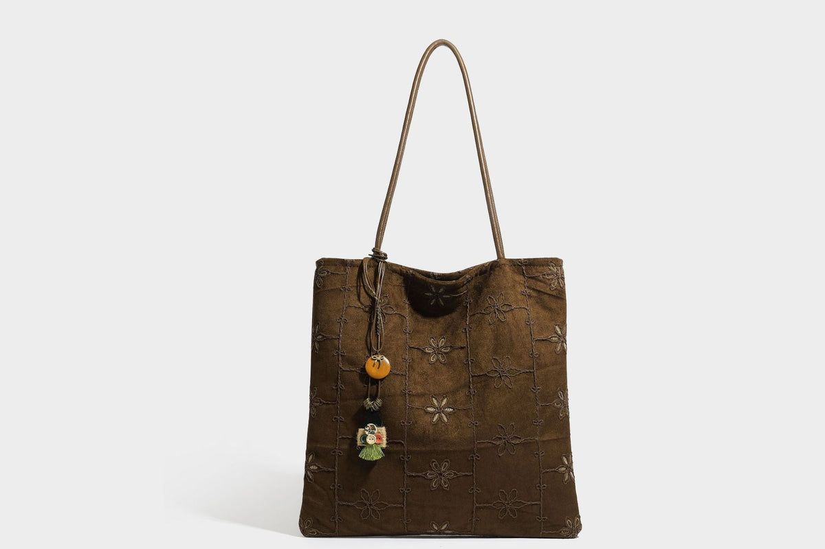 Große, weich fallende Tote-Bag in Dunkelbraun und Wildlederoptik mit Ton-in-Ton-Blumenstickerei im Gittermuster und schmalen Trägern in Lederoptik