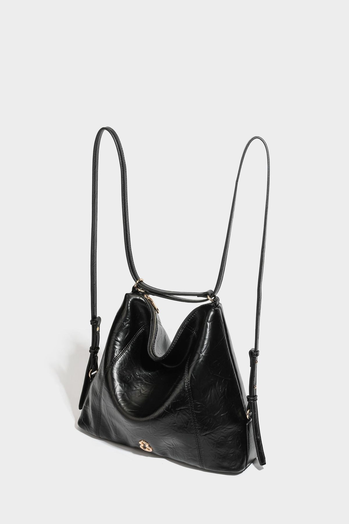 Große, lässig fallende Hobo-Schultertasche in glänzender, geknautschter Lederoptik mit goldfarbenen Beschlägen und langem, verstellbarem Riemen