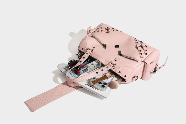Strukturierte Moto-Satchel mit Nieten, Schnallenriemen, zwei Tragegriffen und abnehmbarem Crossbody-Riemen aus glattem Material mit Detail