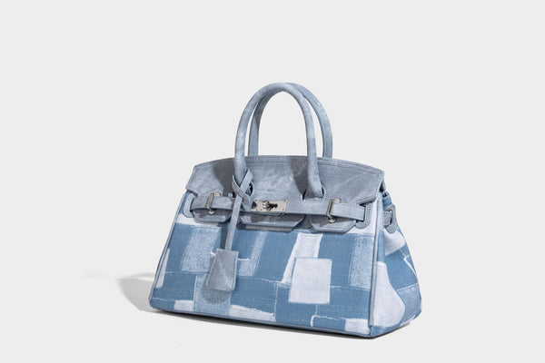 Strukturierte Patchwork-Henkeltasche mit zwei Tragegriffen, Klappverschluss mit Drehverschluss und silberfarbenen Beschlägen, Detailansicht 28