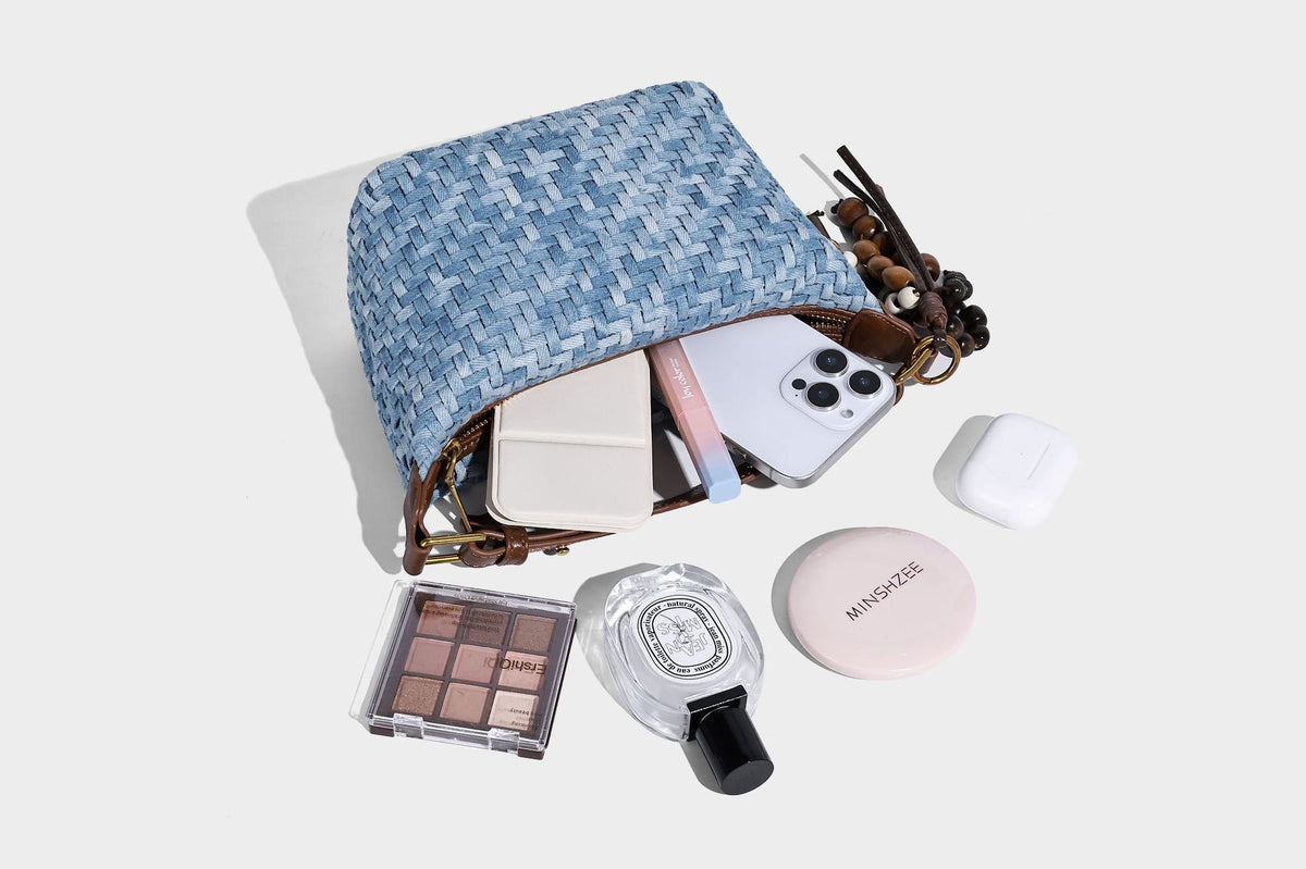 Hellblauer gewebter Hobo-Bag mit braunem Besatz in Lederoptik, antikgoldfarbenen Beschlägen, verstellbarem Crossbody-Riemen und Perlenverzierung