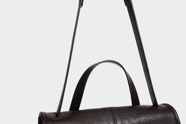 Strukturierte Satchel-Tasche mit Überschlag aus dunkelbrauner, glänzender Lederoptik, kurzem Tragegriff und langem, verstellbarem Schulterriemen