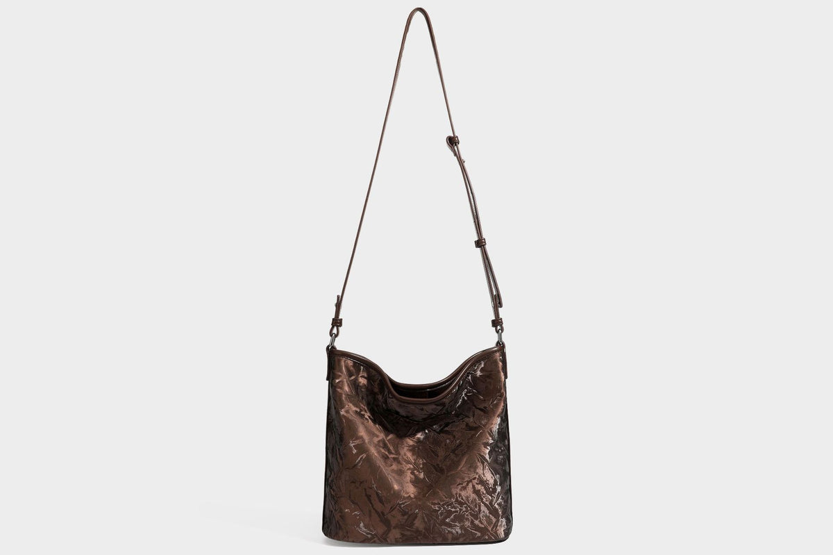 Große Hobo-Schultertasche mit Crinkle-Glanzfinish in Dunkelbraun, schmalem verstellbarem Riemen, geknoteten Beschlägen und seitlich befestigter Klappe