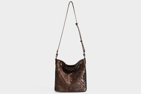 Große Hobo-Schultertasche mit Crinkle-Glanzfinish in Dunkelbraun, schmalem verstellbarem Riemen, geknoteten Beschlägen und seitlich befestigter Klappe