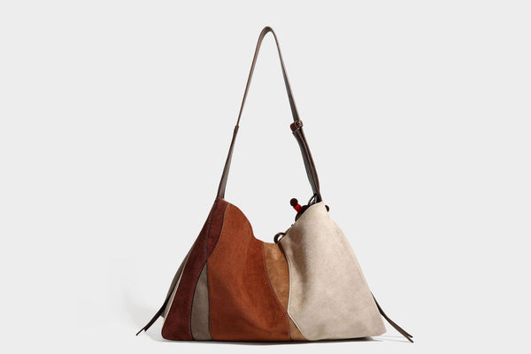 Weich fallende Patchwork-Tote in Braun, Rost, Camel und Beige mit Partien in Velourslederoptik, Besatz in Lederoptik und verstellbarem Schulterriemen