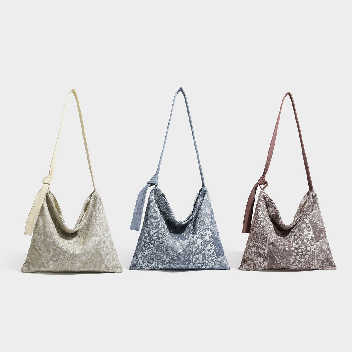 Lässig geschnittene Hobo-Schultertasche aus Canvas mit botanischem Print, langem geknotetem Trageriemen und Reißverschluss oben, Detailansicht 2