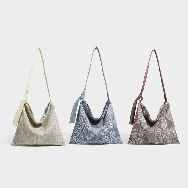 Lässig geschnittene Hobo-Schultertasche aus Canvas mit botanischem Print, langem geknotetem Trageriemen und Reißverschluss oben, Detailansicht 2