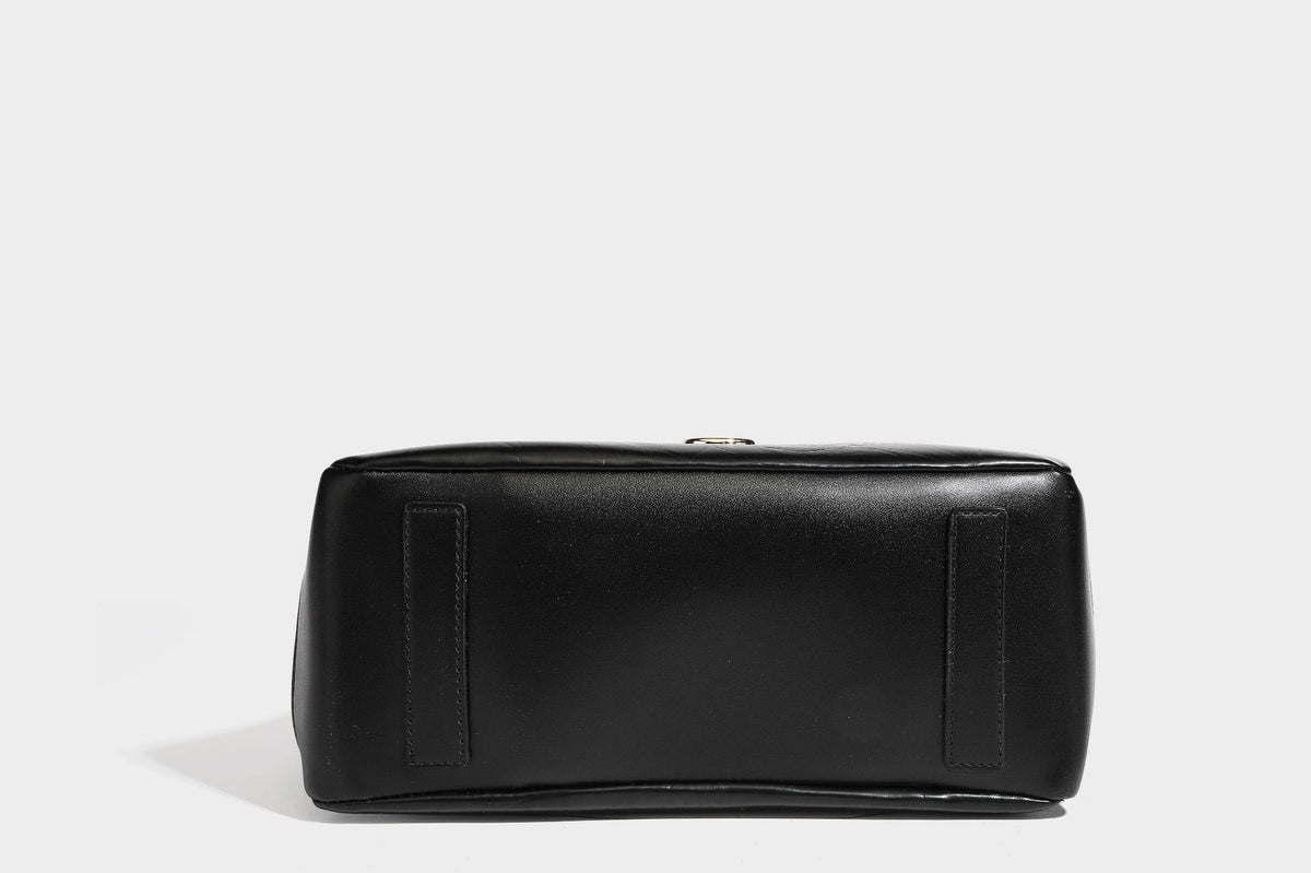 Glänzende, geknautschte Henkeltasche in Lederoptik mit goldfarbenen Emblem-Details und abnehmbarem Schulterriemen, Detailansicht 36