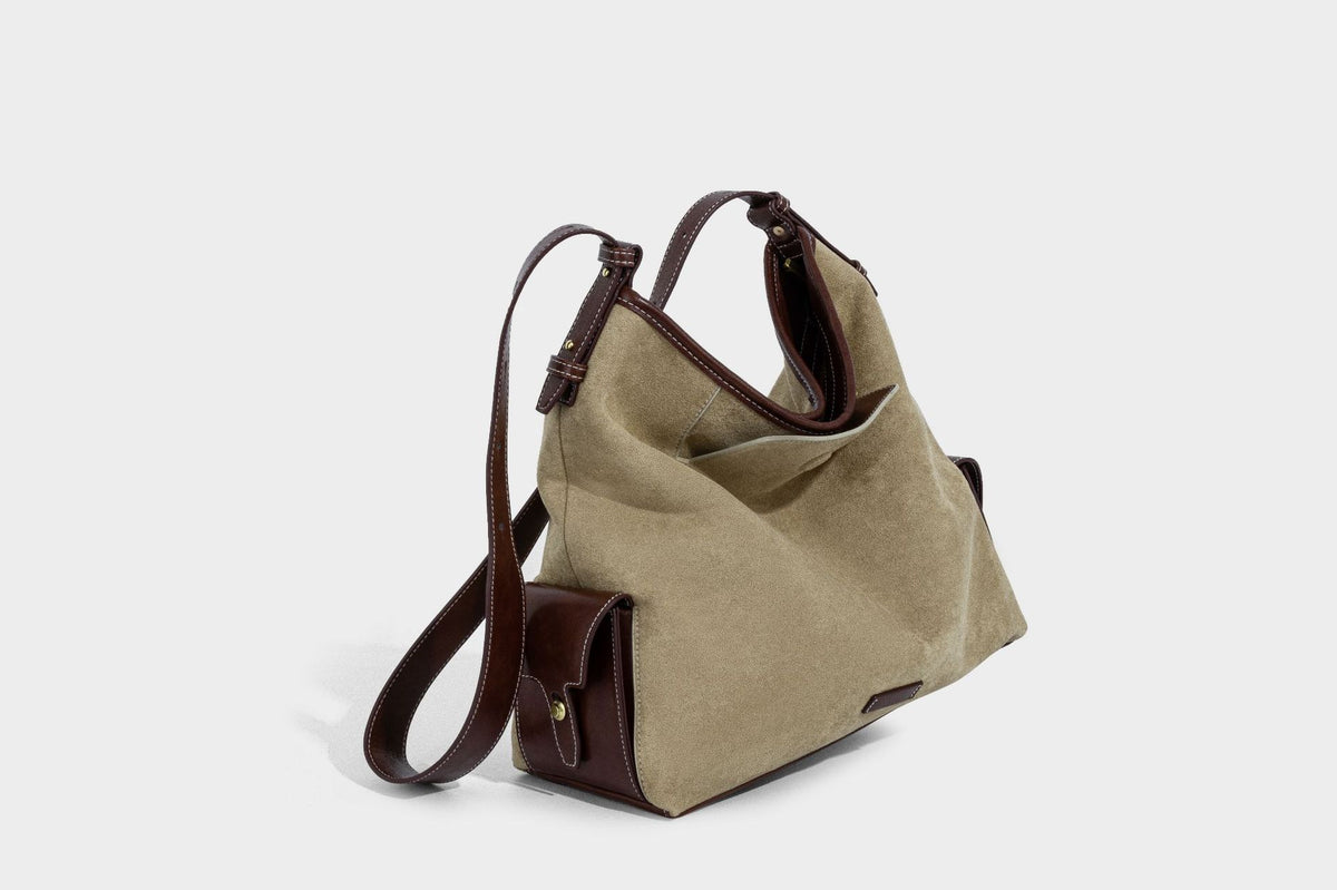 Lässig fallende Hobo-Schultertasche in Khaki aus mattem Material in Wildlederoptik mit dunkelbraunem Besatz in Lederoptik, Quastenanhänger mit Perlen und seitlicher Klappe, Detailansicht