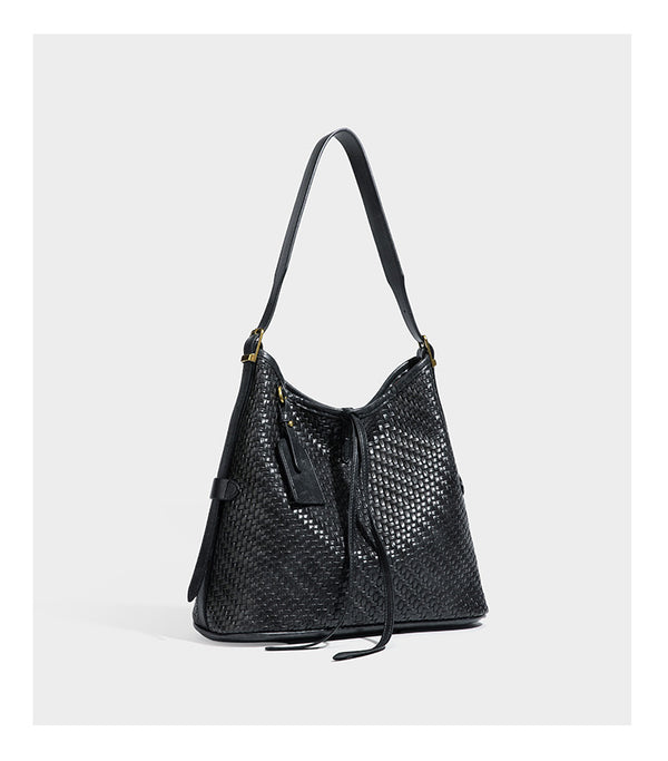 Lässig gewebte Schultertasche in Lederoptik mit Bindebandverschluss, goldfarbenen Metalldetails und einem Schulterriemen, Detailansicht 24