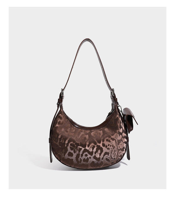 Crescent-Hobo-Schultertasche mit braunem Leopardenprint, silberfarbenen Nieten, Ösenbesatz, verstellbarem Riemen und abnehmbarem Mini