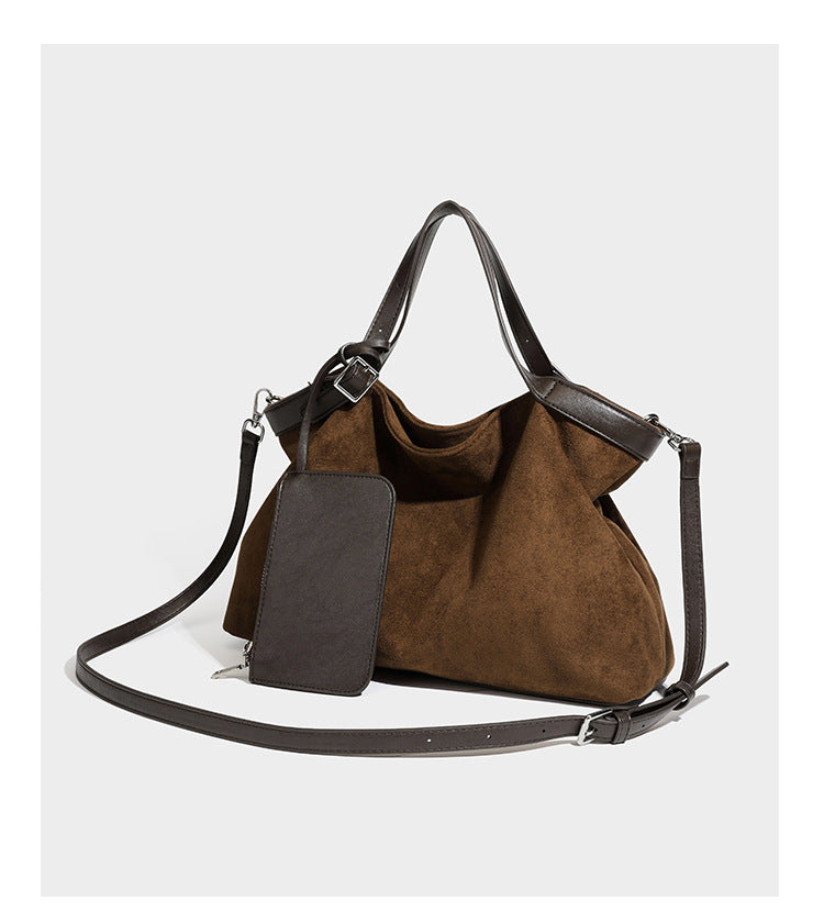 Große, weich fallende Shopper-Tasche in warmem Braun in Velourslederoptik mit dunklem glattem Besatz, zwei Tragegriffen, abnehmbarer Reißverschlusstasche, Detailansicht