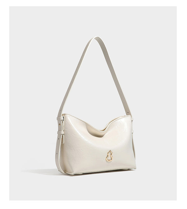 Lässige Hobo-Schultertasche mit offenem oberen Abschluss in glänzender karamellfarbener Lederoptik mit goldfarbenen Logo-Beschlägen und langem, verstellbarem