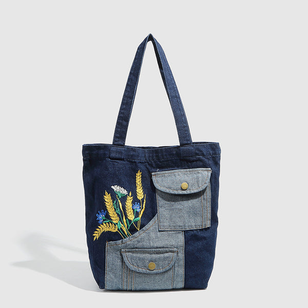 Schulter-Shopper aus marineblauem und hellblauem Patchwork-Denim-Canvas mit Weizen- und Wildblumenstickerei sowie Druckknopf in Antikgoldoptik