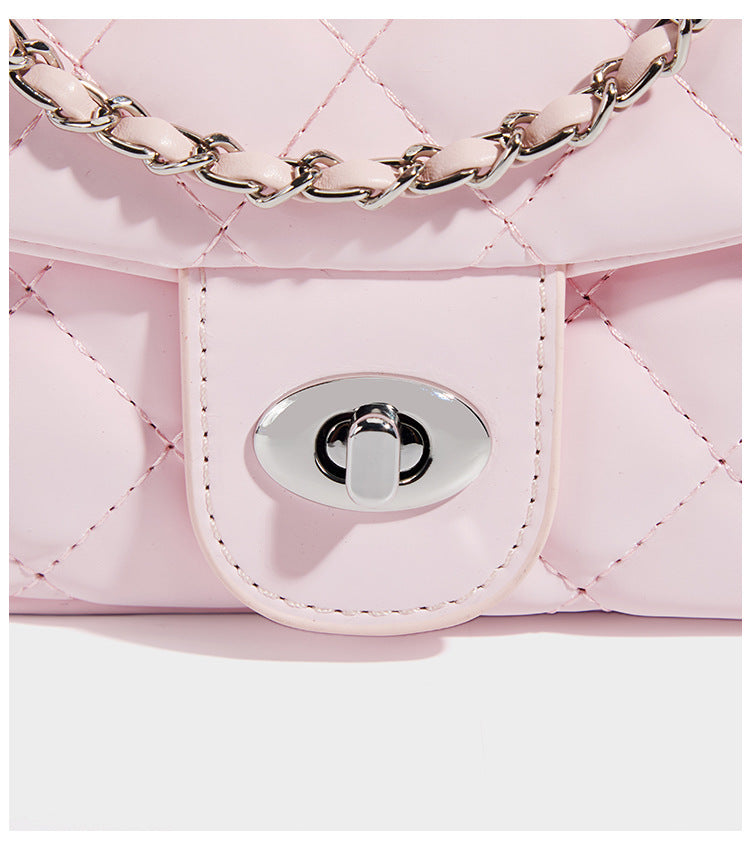 Kompakte Crossbody-Tasche mit Überschlag und Rautensteppung, silberfarbenem Drehverschluss und geflochtenem Kettenriemen, Detailansicht 13