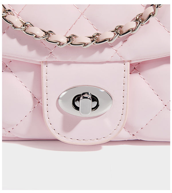 Kompakte Crossbody-Tasche mit Überschlag und Rautensteppung, silberfarbenem Drehverschluss und geflochtenem Kettenriemen, Detailansicht 13