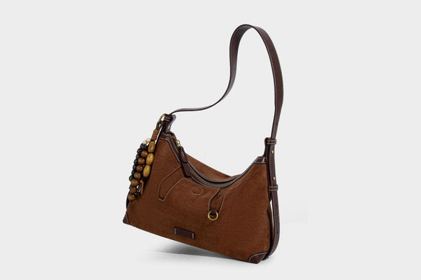 Matte Hobo-Schultertasche in warmem Braun mit dunklem Besatz in Lederoptik, Kontrastnähten, goldfarbenen Metallbeschlägen und