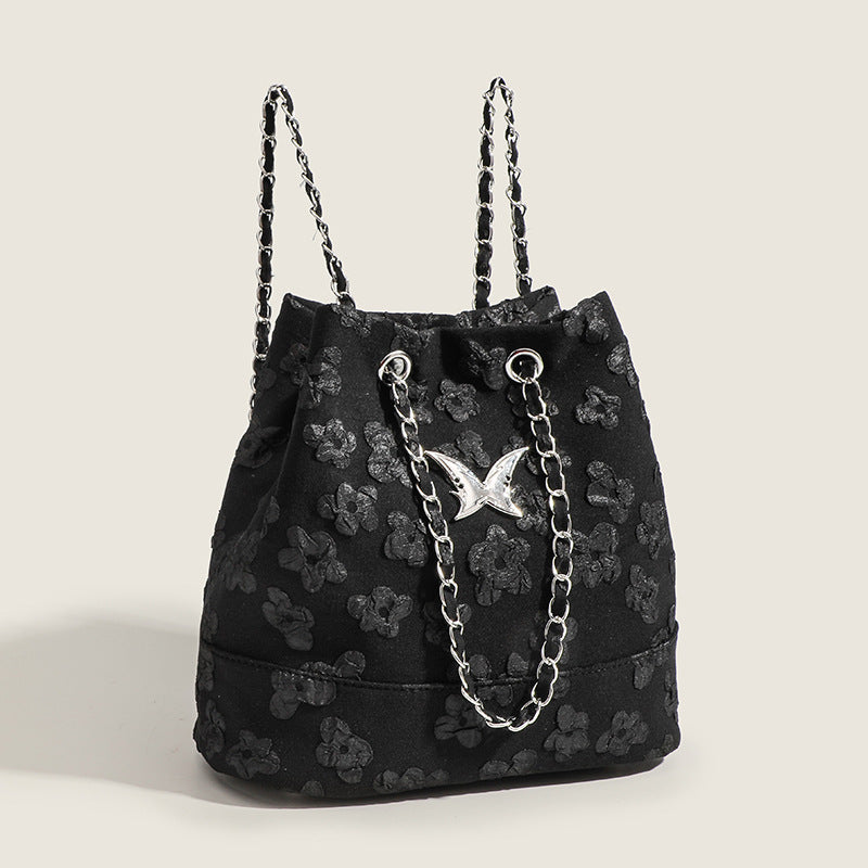 Beuteltasche aus floralem Jacquard mit Kettenriemen in Silberoptik und Schwalben-Medaillonbeschlag, Detailansicht 3