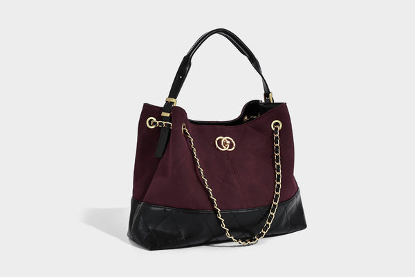 Gesteppte zweifarbige Schultertasche mit goldfarbener Kettenriemen und ineinandergreifendem Ringemblem im apricot-schwarzen Colorblock-Design, Detailansicht