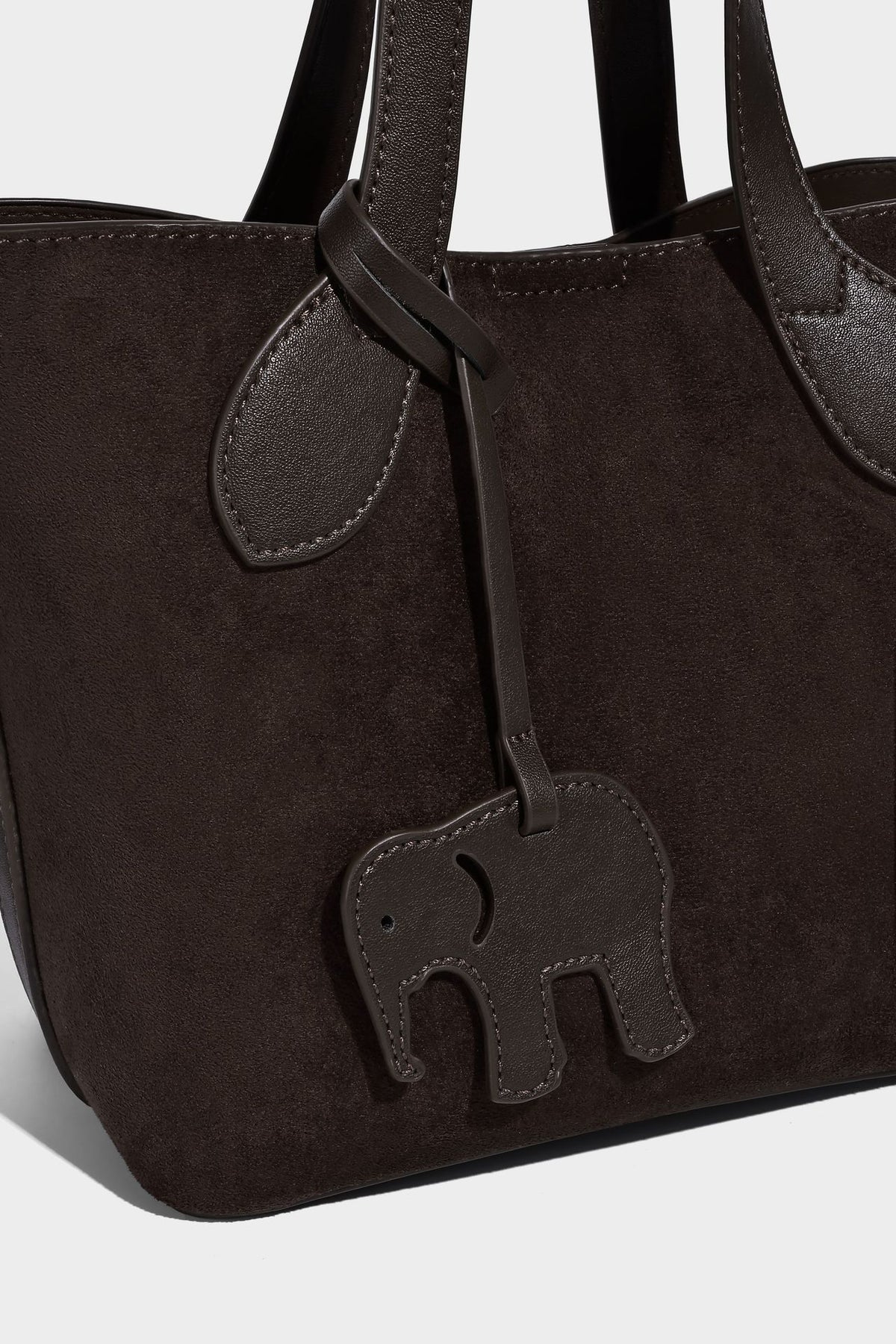 Kleine, strukturierte Tote-Handtasche in Wildlederoptik mit Elefantenanhänger, zwei oberen Tragegriffen und abnehmbarem Crossbody-Riemen, Detailansicht