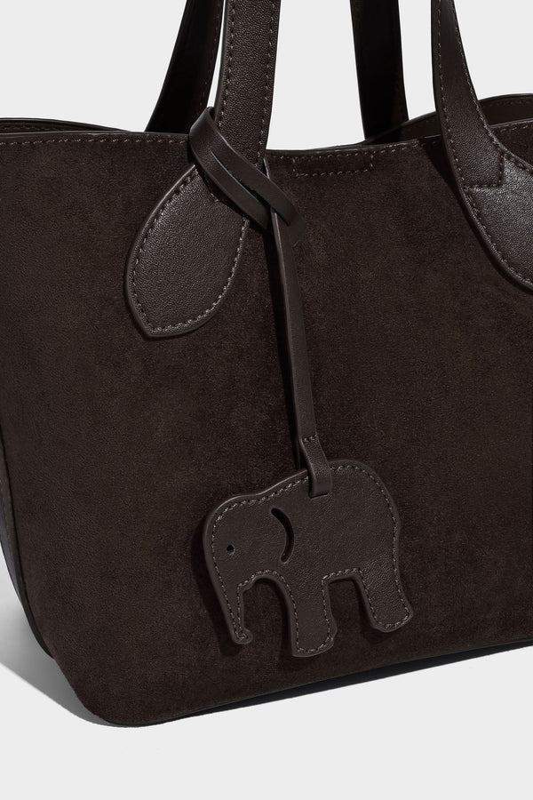 Kleine, strukturierte Tote-Handtasche in Wildlederoptik mit Elefantenanhänger, zwei oberen Tragegriffen und abnehmbarem Crossbody-Riemen, Detailansicht
