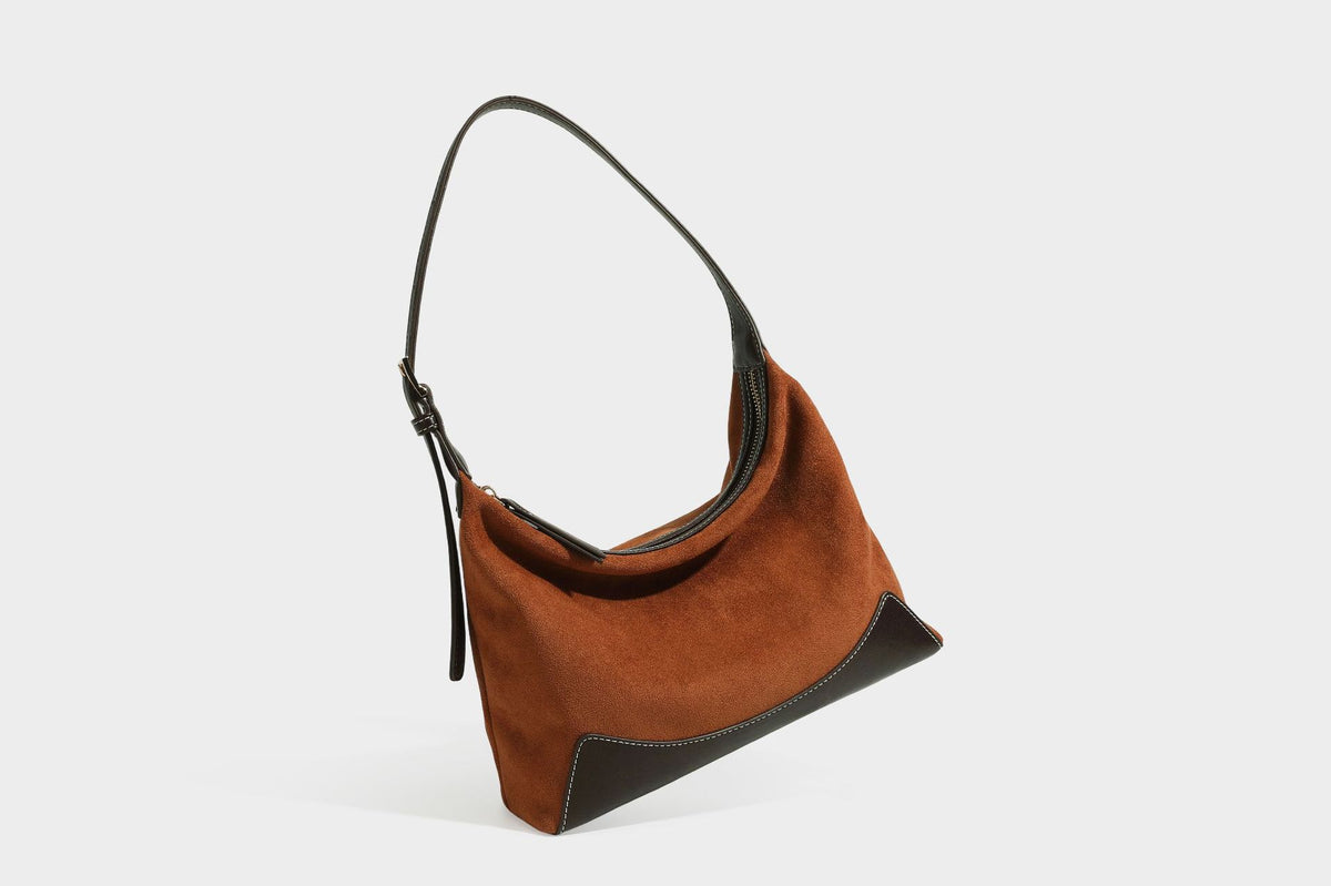 Lässig fallende Hobo-Schultertasche in warmem Braun mit dunkler Kontrastverzierung in Lederoptik, geschwungenem Reißverschluss und langem, detail