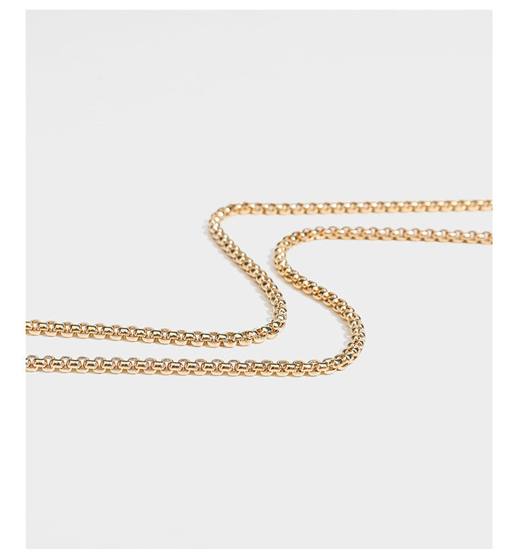 Kleine, strukturierte Clutch aus metallischem Flechtmaterial mit goldfarbenem Bügelverschluss und abnehmbarem Kettenriemen, Detailansicht 20