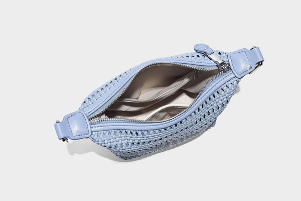 Kleine gewebte Hobo-Schultertasche mit sichelförmiger Silhouette, Reißverschluss oben, silberfarbenen Metallelementen und verstellbarem, Detail