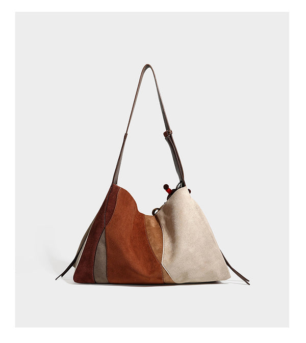 Weich fallende Patchwork-Tote in Braun, Rost, Camel und Beige mit Partien in Velourslederoptik, Besatz in Lederoptik und verstellbarem Schulterriemen